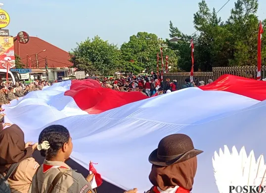 Kirab bendera merah putih sepanjang 500 meter terbentang di Kota Bogor, Minggu, 10 Agustus 2025. (Sumber: Poskota/Giffar Rivana)