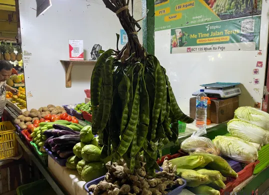 Harga petai di Pasar Tradisional Tomang Barat, Grogol Petamburan, Jakarta Barat, melonjak naik sejak satu minggu terakhir. (Sumber: Poskota/Pandi Ramedhan)