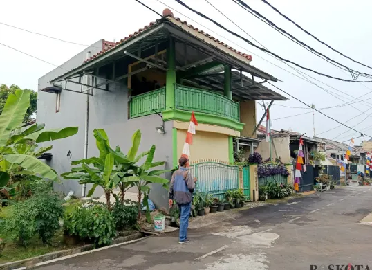 Suasana rumah berlantai dua di Perumahan Dukuh Zamrud, Kelurahan Cimuning, Kecamatan Mustikajaya, Kota Bekasi,  yang dijadikan sebagai tempat aktivitas keagamaan yang diduga menyimpang. (Sumber: POSKOTA | Foto: Nurpini Aulia Rapika)