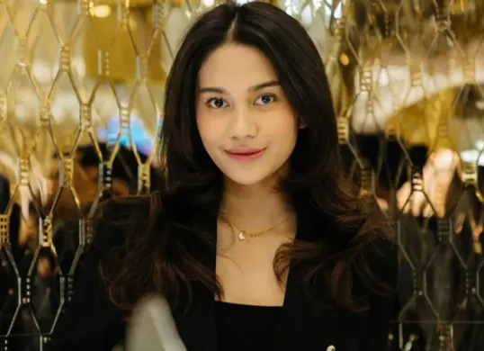 Mediasi antara Azizah Salsha dan Bigmo-Resbob di Bareskrim Polri gagal. Kuasa hukum tegaskan proses hukum untuk kasus pencemaran nama baik tetap berlanjut meski permintaan maaf telah disampaikan. (Sumber: Instagram/@azizahsalsha_)