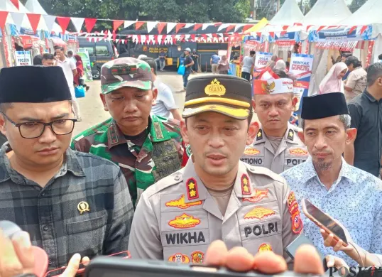 Kapolres Bogor AKBP Wikha, menjelaskan rekayasa lalin pada saat kirab bendera pusaka merah putih, Rabu, 13 Agustus 2025. (Sumber: Poskota/Giffar Rivana)