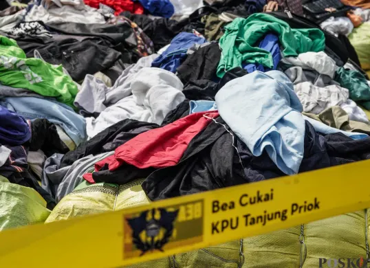 Penindakan Pakaian Bekas Ballpress di Tanjung Priok