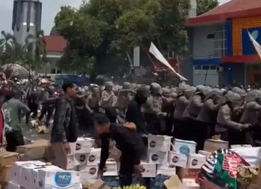 Bentrokan antara massa demonstran dengan aparat dalam aksi protes yang terjadi di Pati, Jawa Tengah, Rabu, 13 Agustus 2025. (Sumber: X/@iniahmaad)