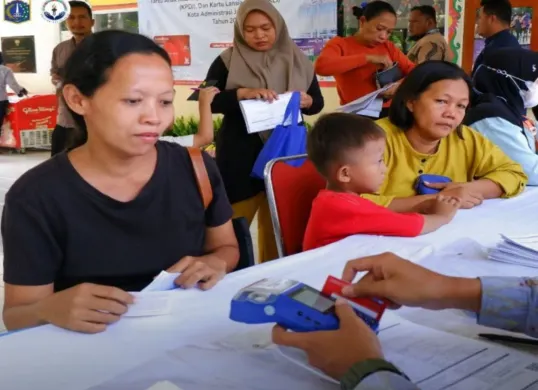 Cek sekarang! Apakah Anda penerima bansos KLJ Agustus 2025? Lihat jadwal pencairan pertengahan bulan, nominal Rp300rb, dan cara verifikasi NIK melalui link Siladu Jakarta. (Sumber: Dinsos DKI Jakarta)