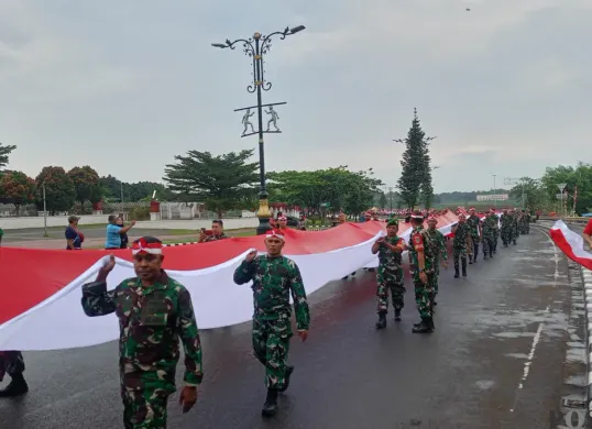 Kirab Bendera Merah Putih sepanjang 600 meter digelar Pemkab Bogor, dari Stadion Pakansari ke Lapangan Tegar Beriman, Cibinong, Kamis 14 Agustus 2025. (Sumber: Poskota/Giffar Rivana)