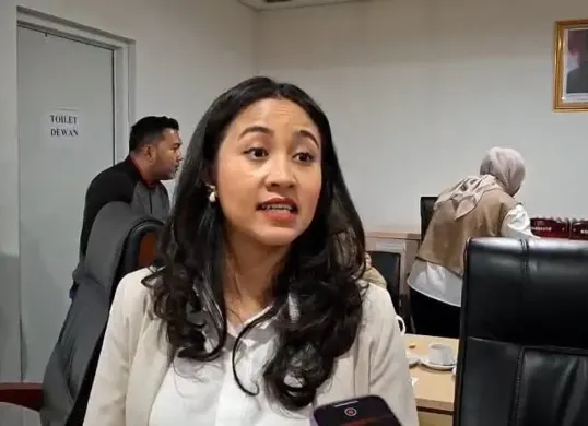 Ketua Pansus Raperda KTR DPRD Jakarta, Farah Savira, saat doorstop setelah rapat pembahasan Raperda KTR, Rabu, 13 Agustus 2025. (Sumber: Istimewa)