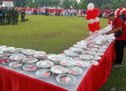 Pemkab Bogor menyajikan 2.000 talas kukus saat kirab bendera merah putih di Lapangan Tegar Beriman, Cibinong, Kamis, 14 Agustus 2025. (Sumber: Poskota/Giffar Rivana)