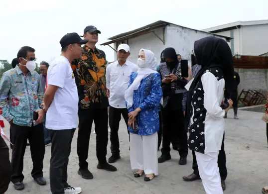 Bupati Serang, Ratu Zakiyah (tengah), saat meninjau PT GRS usai mendengar kabar warga meninggal akibat limbah. (Sumber: Dok Kominfo Pemkab Serang)