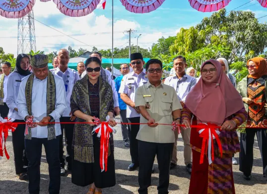 Kepala BNN RI Marthinus Hukom meresmikan kantor BNN Kabupaten Sambas, Kalimantan Barat. (Sumber: Dok. BNN RI)