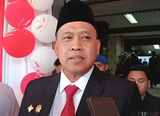 Wali Kota Bekasi, Tri Adhianto seusai mengikuti Paripurna HUT ke-80 RI di DPRD Kota Bekasi, Jumat, 15 Agustus 2025. (Sumber: Poskota/Nurpini Aulia Rapika)