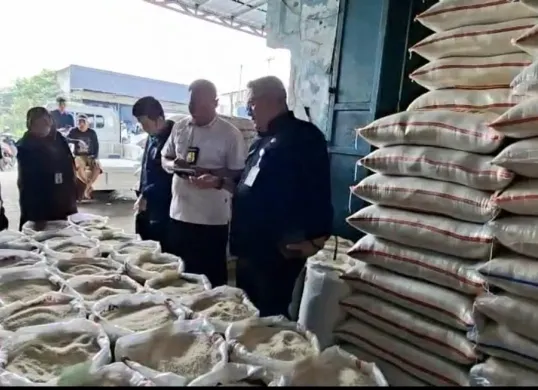 Tim Satgas Pangan bersama Dinas Perdagangan dan Perindustrian Kota Depok melakukan sidak ke gudang beras di wilayah setempat. (Sumber: Istimewa)