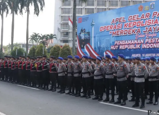Polri menggelar apel pasukan dalam rangka pelaksanaan Operasi Terpusat Merdeka Jaya 2025, di kawasan Gelora Bung Karno (GBK), Sabtu, 16 Agustus 2025. (Sumber: Poskota/Ali Mansur)