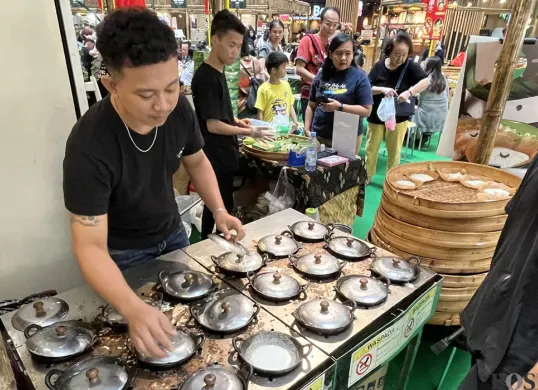 Stand makanan Festival Kampoeng Legenda melayani konsumen di Mal Ciputra Jakarta, Sabtu, 16 Agustus 2025. (Sumber: POSKOTA | Foto: Pandi Ramedhan)