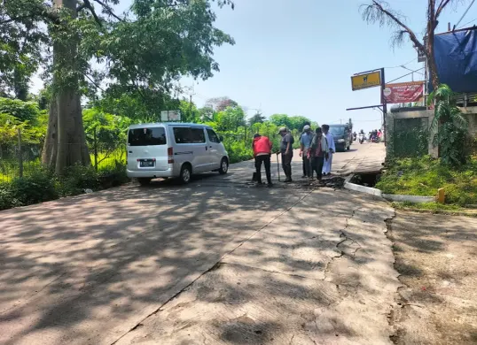 Polisi tidur meresehkan warga di Jalan Gas Alam, Sukatani, Cimanggis, Kota Depok, dibongkar karena dinilai membahayakan pengendara (Sumber: Polsek Cimanggis)
