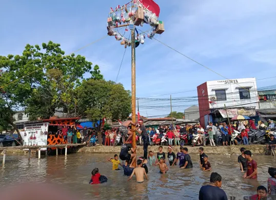 Warga Kampung Asem, Kelurahan Margamulya, Kecamatan Bekasi Timur, Kota Bekasi antusias mengikuti berbagai lomba khas Agustusan dalam rangka perayaan HUT ke-80 RI. (Sumber: POSKOTA | Foto: Nurpini Aulia Rapika)