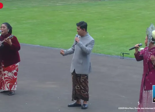 Penyanyi papan atas seperti Rossa, Endah Laras, hingga Cakra Khan membawakan lagu Merah Putih di Istana Merdeka. (Sumber: YouTube/Sekretariat Presiden)
