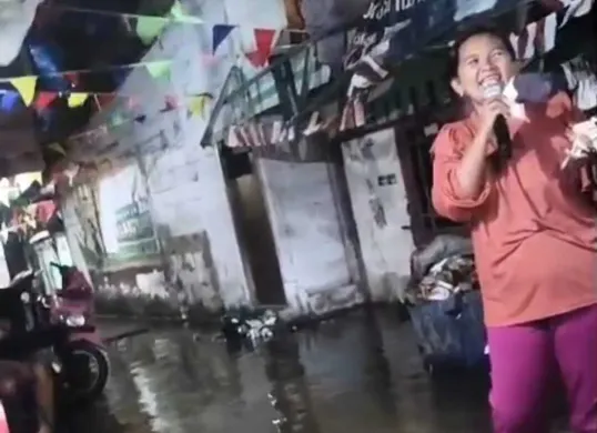 Warga Muara Angke, Penjaringan, Jakarta Utara, tetap melaksanakan lomba ditengah banjir rob yang menerjang pada Minggu, 17 Agustus 2025 malam. (Sumber: Istimewa)