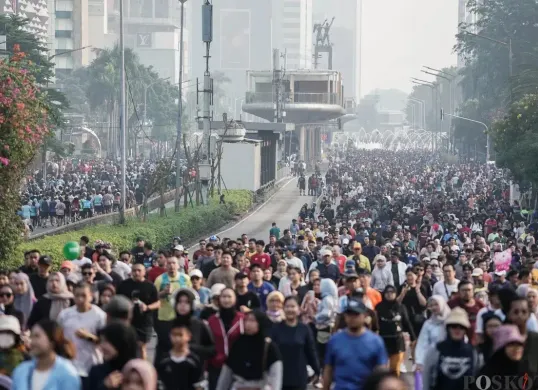 Warga berolahraga saat hari bebas kendaraan bermotor (HBKB) di kawasan Jalan Jenderal Sudirman, Jakarta, Minggu, 27 Juli 2025. (Sumber: Poskota/Bilal Nugraha Ginanjar)