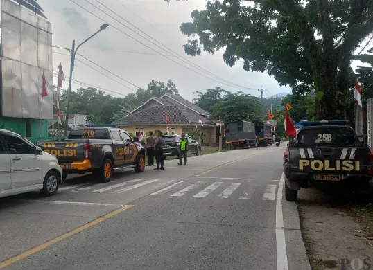 Polisi pada Senin, 18 Agustus 2025, masih berjaga di TKP bentrokan suporter usai pertandingan sepak bola tarkam di Jasinga Kabupaten Bogor. (Sumber: POSKOTA | Foto: Giffar Rivana)