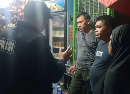Polisi mengecek TKP pembobolan warung kelontong di kawasan Kebon Jeruk, Jakarta Barat pada Senin, 18 Agustus 2025. (Sumber: Istimewa)