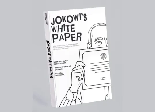Mantan Menteri Pemuda dan Olahraga, Roy Suryo, bersama Rismon Sianipar dan Tiffauzia Tiyassuma menerbitkan buku terbaru berjudul Jokowi’s White Paper. (Sumber: X/@DokterTifa)
