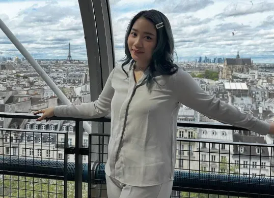 Putri dari mantan Gubernur Jawa Barat Ridwan Kamil dan Atalia Praratya, Camillia Azzahra diisukan pindah agama. (Sumber: Instagram/@camilliazr)