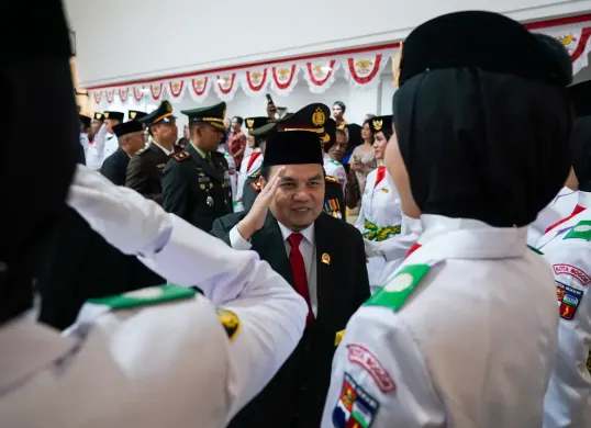 Ketua DPRD Kota Bogor, Adityawarman Adil saat memberikan penghormatan kepada paskibra yang bertugas di Lapangan Sempur, Minggu, 17 Agustus 2025. (Sumber: Dok. DPRD Kota Bogor)