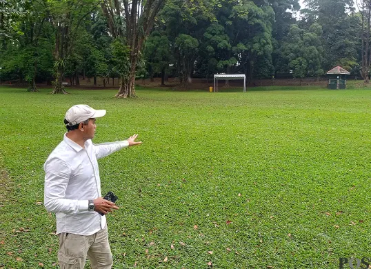 Pihak Kebun Raya Bogor menunjukkan tempat acara yang diikuti oleh konten kreator Endang Yustika. (Sumber: POSKOTA | Foto: Giffar Rivana)
