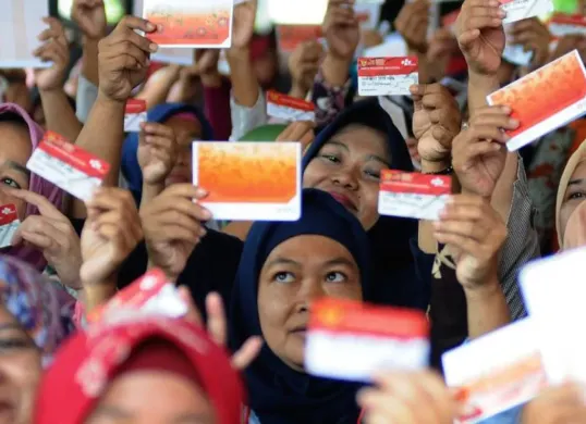 Ilustrasi - Bansos PKH Tahap 3 segera dicairkan. Simak info jadwal, daftar lengkap penerima berdasarkan kriteria Kemensos, dan rincian nominal bantuan untuk setiap komponen KPM di sini. (Sumber: jakarta.go.id)