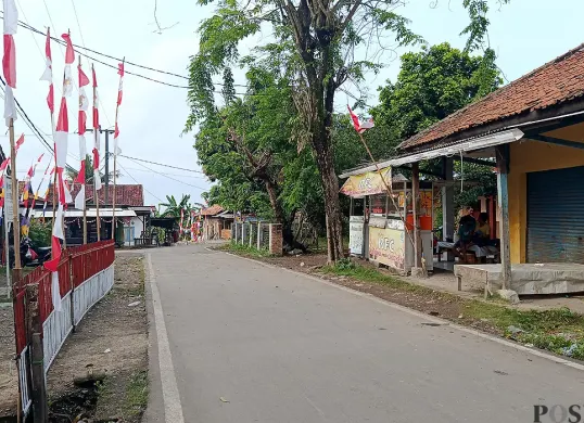 Suasana Desa Pasirtanjung, Kecamatan Cikarang Pusat, Kabupaten Bekasi, pada Selasa, 19 Agustus 2025, yang viral akibat maraknya isu teror ketuk pintu. (Sumber: POSKOTA | Foto: Nurpini Aulia Rapika)