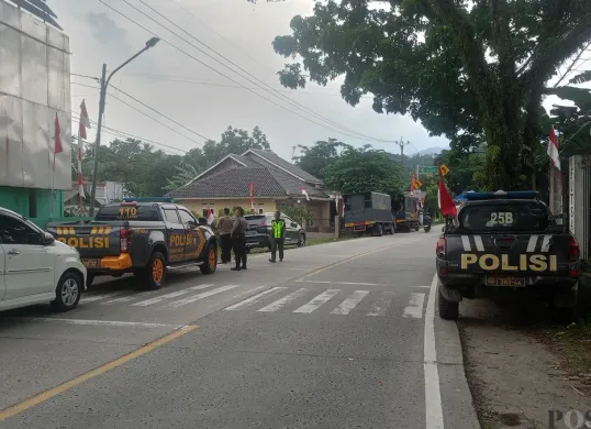 Polisi berjaga di TKP keributan antar suporter sepak bola tarkam di Desa Kalong Sawah, Kecamatan Jasinga, Kabupaten Bogor, Senin 18 Agustus 2025. (Sumber: Poskota/Giffar Rivana)