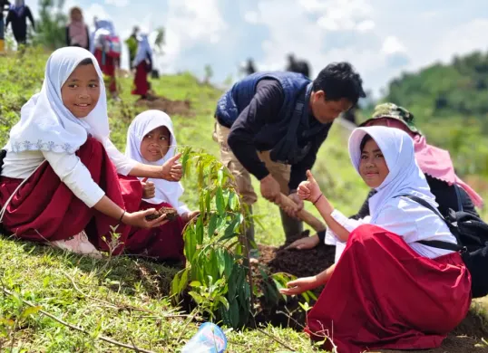 Telkom menargetkan penanaman 10.000 bibit pohon di sepanjang Sungai di wilayah Garut, Boyolali, dan Gowa (Sumber: Dok. Telkom)