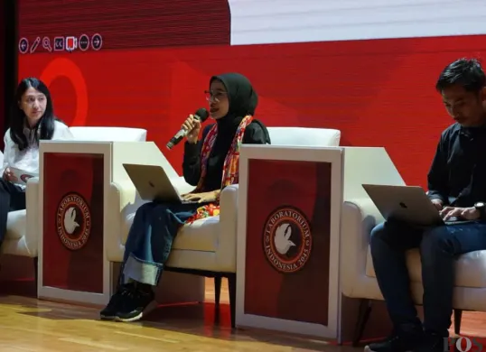 Analisis Politik Media LAB 45, Salma Nihru (tengah), dalam acara Seminar Nasional LAB 45 di Gedung Perpusnas RI, Jakarta, Rabu 20 Agustus 2025. (Sumber: POSKOTA | Foto: Pandi Ramedhan)
