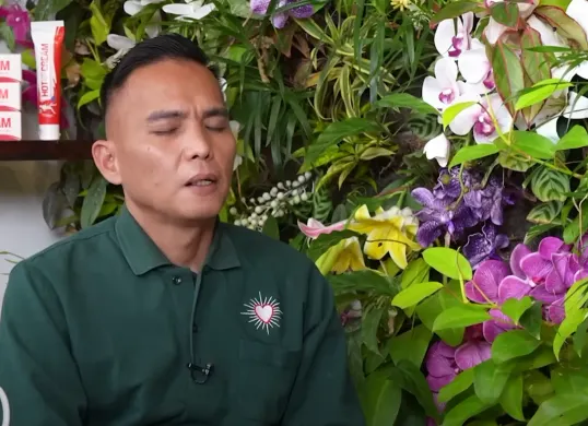 Hard Gumay kembali mencuri perhatian publik dengan ramalannya soal artis terkenal inisial P yang diramalkan akan menghadapi perceraian. (Sumber: YouTube/Curhat Bang Denny Sumargo)