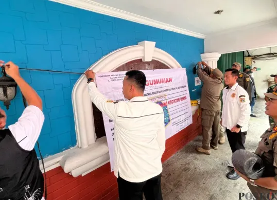 Bar Starmoon di kawasan Kota Indah, Pinangsia, Tamasari, Jakarta Barat, disegel permanen buntut dugaan prostitusi hingga TPPO, Kamis, 21 Agustus 2025. (Sumber: Poskota/Pandi Ramedhan)