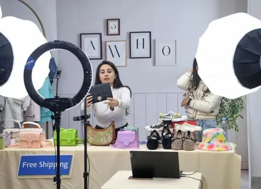 Loker host live streaming (Sumber: Pinterest)