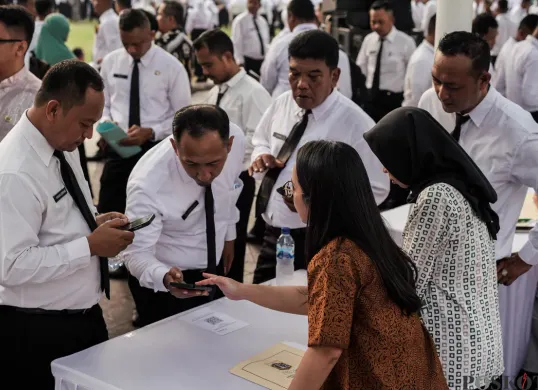 Sejumlah Pegawai Pemerintah dengan Perjanjian Kerja (PPPK) mengikuti Pelantikan dan Pengambilan Sumpah PPPK di Balai Kota DKI Jakarta, Kamis, 21 Agustus 2025. (Sumber: Poskota/Bilal Nugraha Ginanjar)