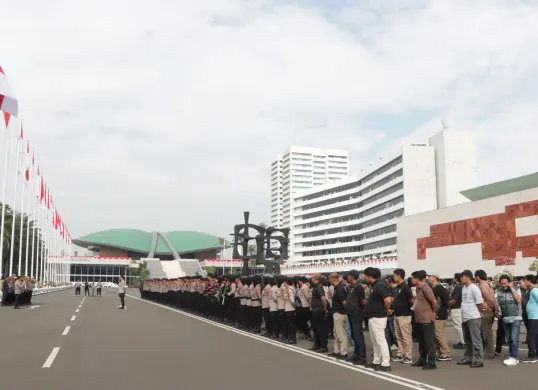 Personel gabungan disiagakan untuk mengamankan aksi demonstrasi Gerakan Mahasiswa Bersama Rakyat (GEMARAK) dan elemen masyarakat di depan Gedung DPR Tanah Abang, Jakarta Pusat, Kamis, 21 Agustus 2025. (Sumber: Polres Metro Jakarta Pusat)