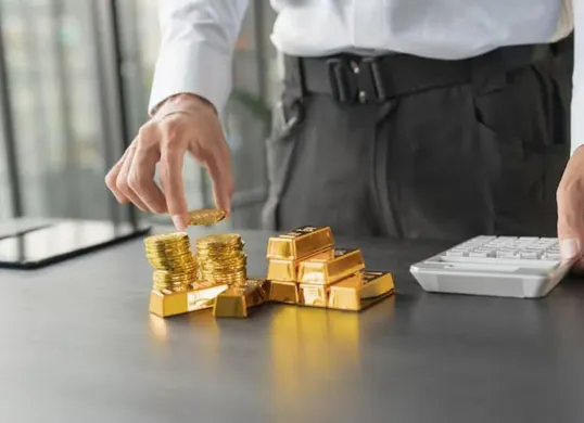 Harga emas Antam jeblok, tapi kenapa harga emas Galeri 24 dan UBS di Pegadaian justru stabil? Temukan jawaban lengkapnya, daftar harga terkini, serta tips berinvestasi di tengah gejolak pasar global. (Sumber: Freepik)
