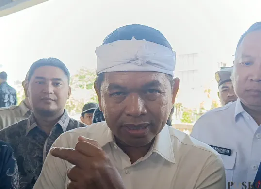 Gubernur Jawa Barat, Dedi Mulyadi, mengatakan akan menindaklanjuti keresahan warga Desa Srimukti, Tambun Utara, terkait adanya data fiktif dalam pemberian dana kompensasi penggusuran bangunan liar. (Sumber: POSKOTA | Foto: Nurpini Aulia Rapika)