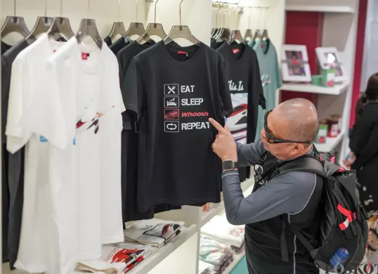Berbelanja Pernak Pernik Kereta Cepat di Whoosh Official Merchandise
