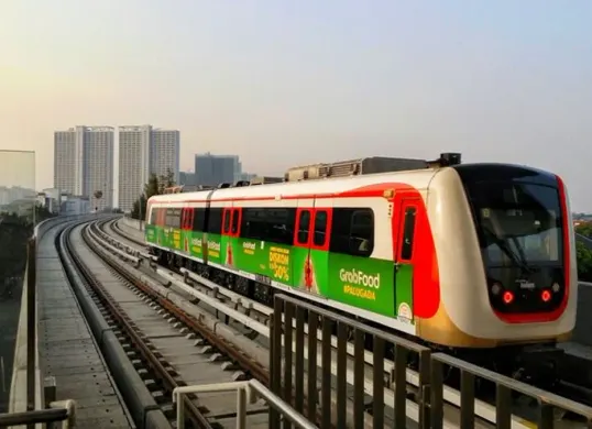 LRT Jakarta dengan KRL Commuter Line. (Sumber: Flickr)