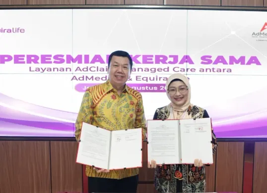 CEO Equira Life Elvis Liongosari (kiri) dan CEO AdMedika Dian Prambini (kanan) saat acara penandatanganan kerja sama layanan AdClaim Managed Care antara Admedika dan Equira Life. (Sumber: Dok. Telkom)