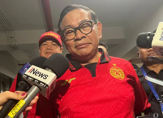 Gubernur Jakarta, Pramono Anung, saat menyampaikan pernyataan kepada awak media, seusai laga Persija vs Malut United di JIS pada Sabtu, 23 Agustus 2025. (Sumber: POSKOTA | Foto: M Tegar Jihad)