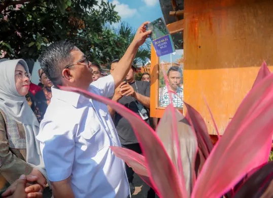 Gubernur Banten, Andra Soni, saat menghadiri peluncuran RBI Banten dan Festival Dolanan Anak di Kampung Pekijing, Kelurahan Kalang Anyar, Kecamatan Taktakan, Kota Serang. (Sumber: Dok Kominfo Pemprov Banten)