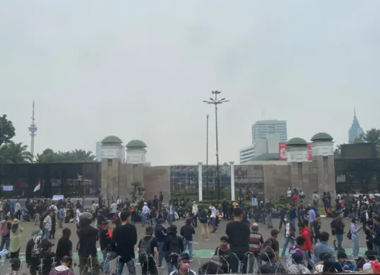 Arus lalu lintas di Jalan Gatot Subroto dialihkan ke Gerbang Pemuda imbas demo DPR 25 Agustus. Layanan Transjakarta masih beroperasi. (Sumber: X/@wahibmuhibi)