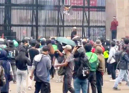 Potret aksi demonstrasi depan Gedung DPR RI pada 25 Agustus 2025. (Sumber: X/@@ZoelHelmiLubis1)