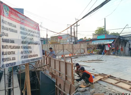 Sejumlah pekerja tengah melakukan proses rehabilitasi Jembatan 0 di Kota Bekasi, Senin 25 Agustus 2025. Proyek senilai Rp1,75 miliar ini ditargetkan rampung dalam 90 hari kalender. (Sumber: Poskota/Nurpini Aulia Rapika)