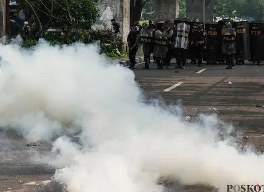 Sejumlah massa aksi berhadapan dengan aparat saat demo di belakang DPR dan Pejompongan, Jakarta, Senin, 25 Agustus 2025. (Sumber: Poskota/Bilal Nugraha Ginanjar)