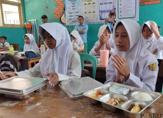 Siswa SMPN 1 Labuan, Kabupaten Pandeglang saat memanjatkan doa sebelum menyantap Makan Bergizi Gratis (MBG), Senin, 25 Agustus 2025. (Sumber: Poskota/Samsul Fatoni)
